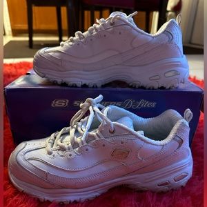 Gently used Skechers wide fit memory foam size 8